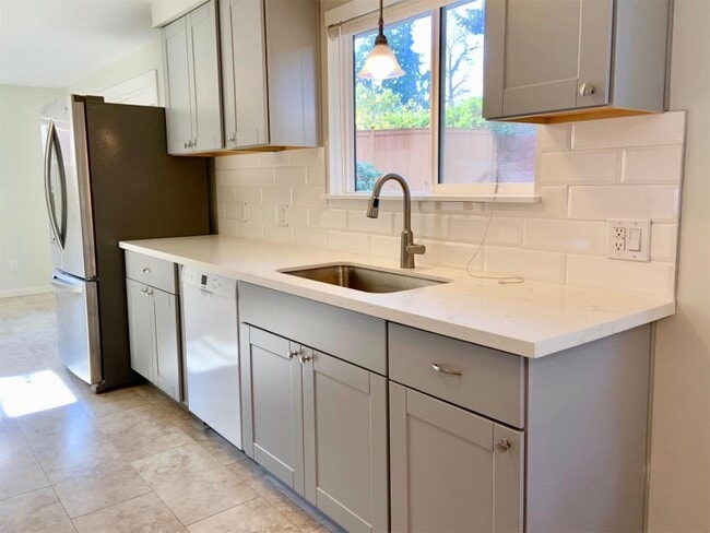 Foto del edificio - 3 bedroom in Bellevue WA 98006