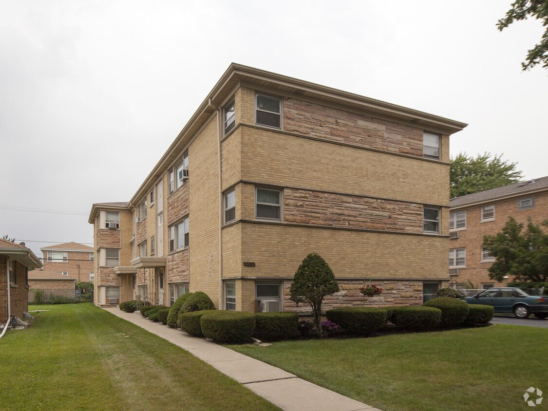 4450 N Oak Park Ave, Harwood Heights, IL 60706 Apartments in Harwood