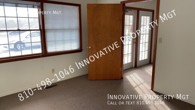 Building Photo - Flushing Ranch home with office space.