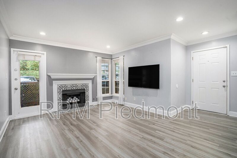 Primary Photo - 6820 Glenridge Dr