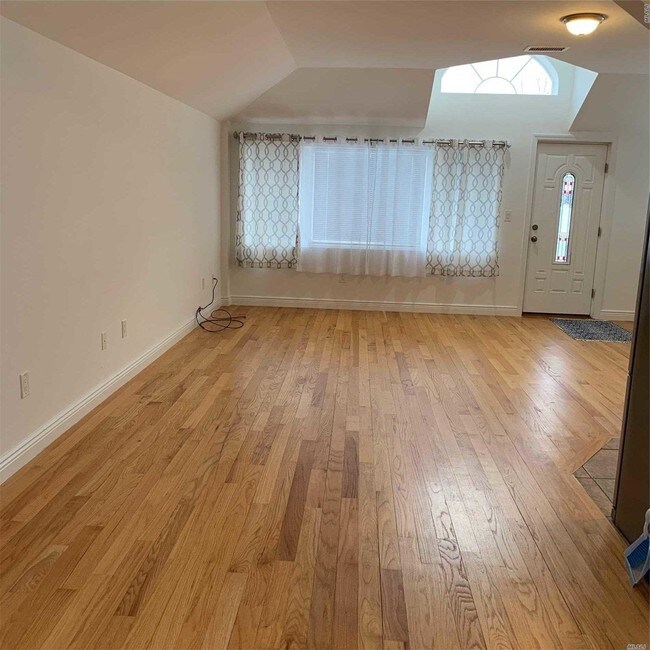 Foto del edificio - 296 Zerega Ave