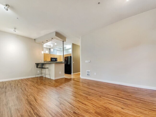 Foto del edificio - Bright 1-Bedroom + Office in Downtown Kirk...