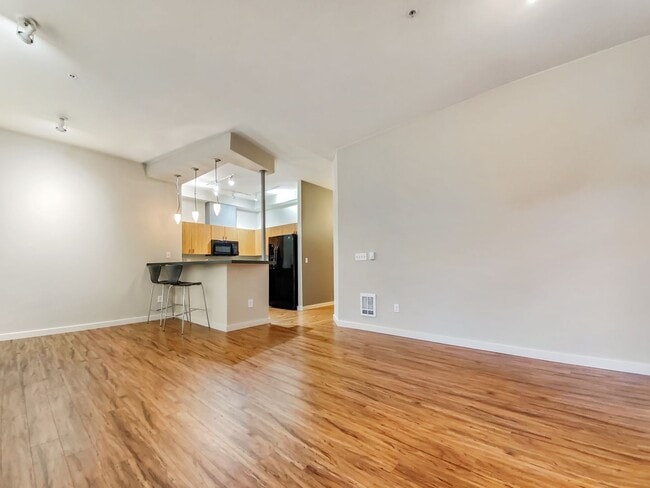 Building Photo - Bright 1-Bedroom + Office in Downtown Kirk...