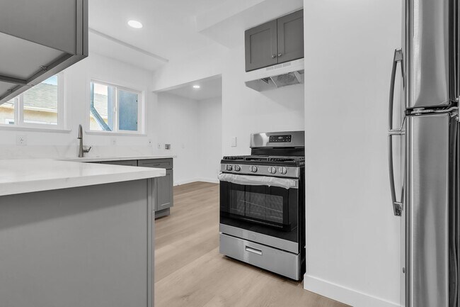 Building Photo - 5518 Denker Ave