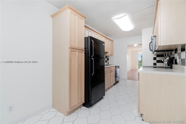 Building Photo - 250 Jacaranda Dr