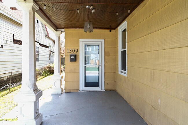 Building Photo - 1309 Lexington Ave