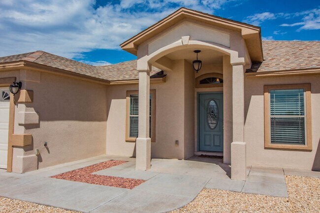 Building Photo - Spacious home with amazing view of the mou...