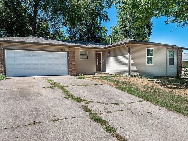 Building Photo - 3 Bed 2 Bath 2 Car Garage 1/2 off 1st Months Rent