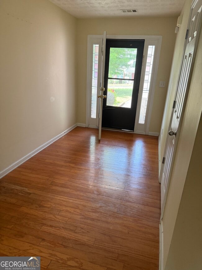 Building Photo - 1605 Tusk Trail NE