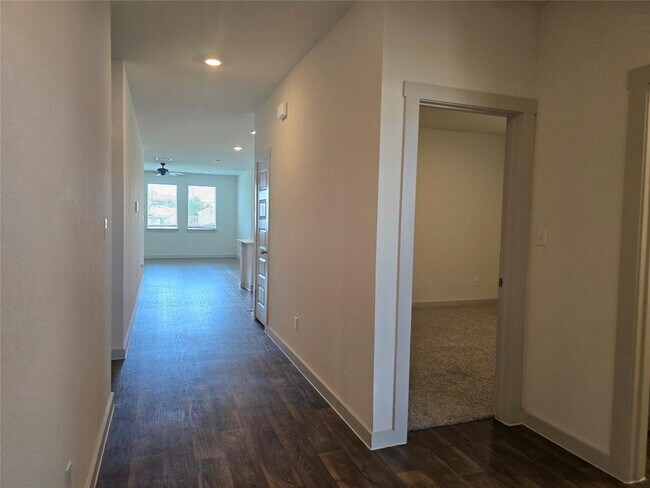 Building Photo - 200 Lavaca River Ln