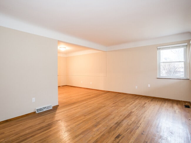 Building Photo - Inviting Home with 4 Bedrooms