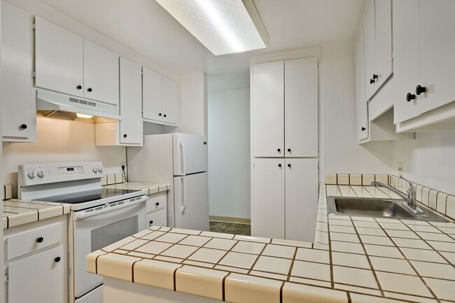 Building Photo - Up-Dated 1/1 3rd. Floor Condo Located in S...
