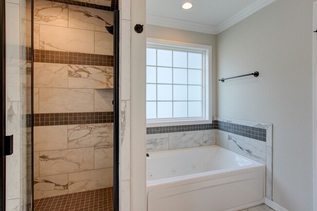 Building Photo - Huge 5 bed 3 ba.  Gorgeous House Near Post...