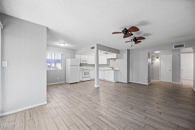 Foto del edificio - 3445 E Earll Dr