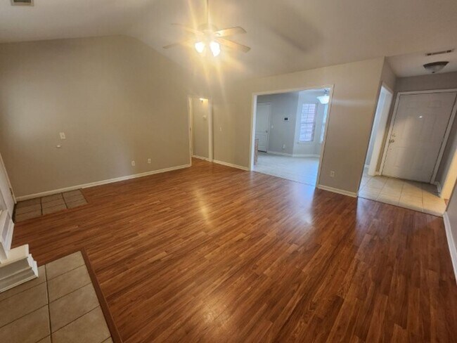Foto del edificio - 701 Hidden Forest Dr