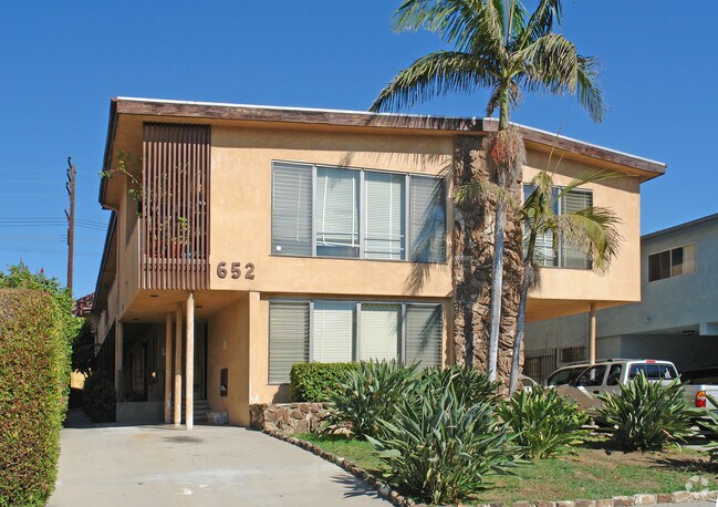 Foto del edificio - 652 N Hayworth Ave