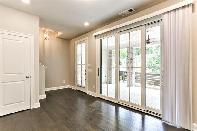 Foto del edificio - 1857 La Dawn Ln NW