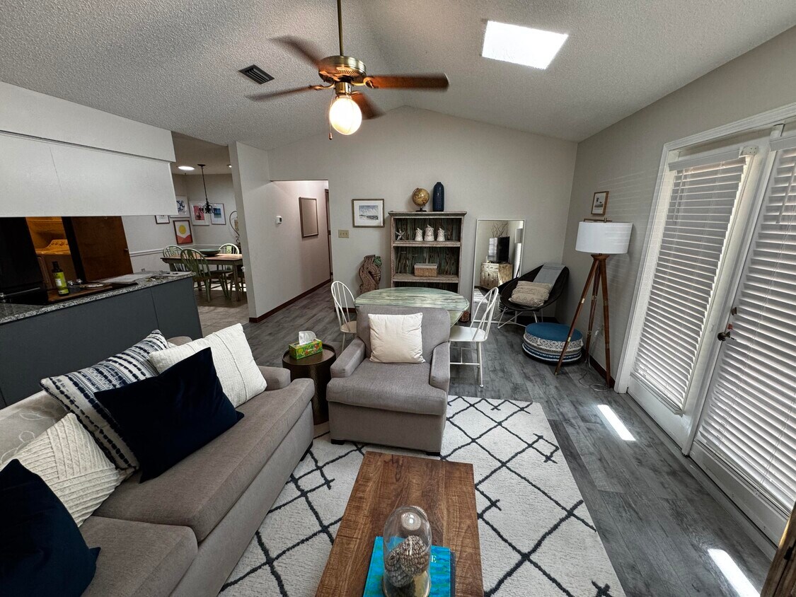 Foto principal - 8817 Kiwi Pl