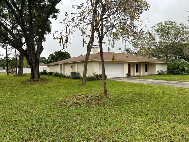 Building Photo - Spacious 4 bedroom 3 bath home in South La...