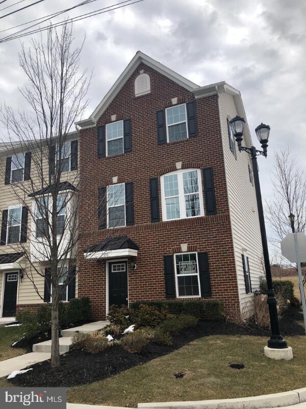 Foto principal - 658 E Chestnut St