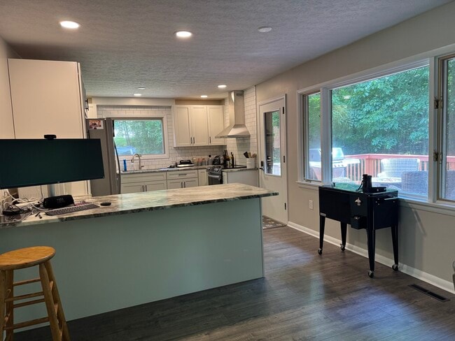 Kitchen Peninsula w/ Seating - 1466 Lake Roger Dr