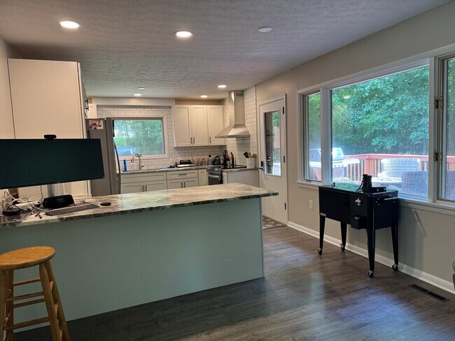 Península de cocina con asientos - 1466 Lake Roger Dr