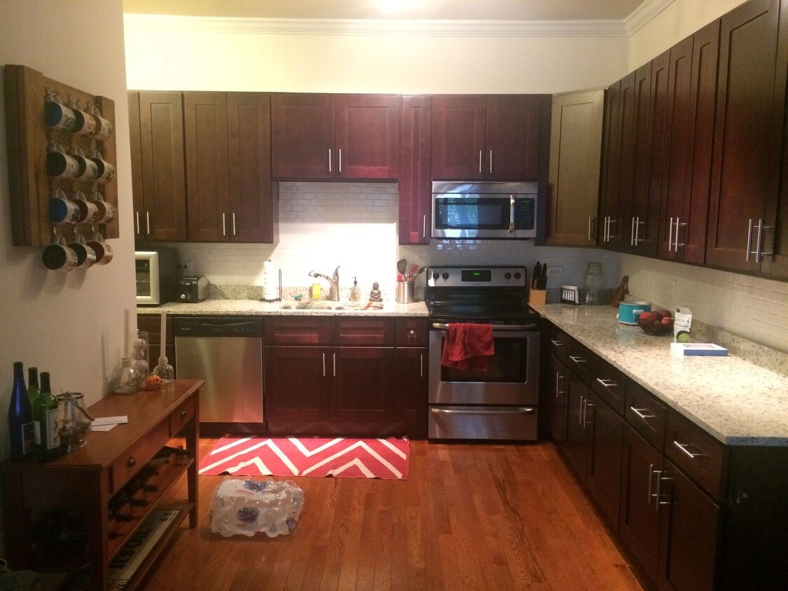 Primary Photo - 5713 N Kenmore Ave