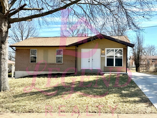 Foto del edificio - Spacious 4-Bedroom Home with Private Primary Suite & Hardwood Floors!