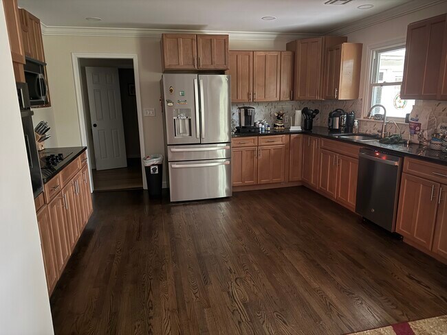 Cocina (mitad de refrigerador para inquilino) - 4810 Meadowlark Dr