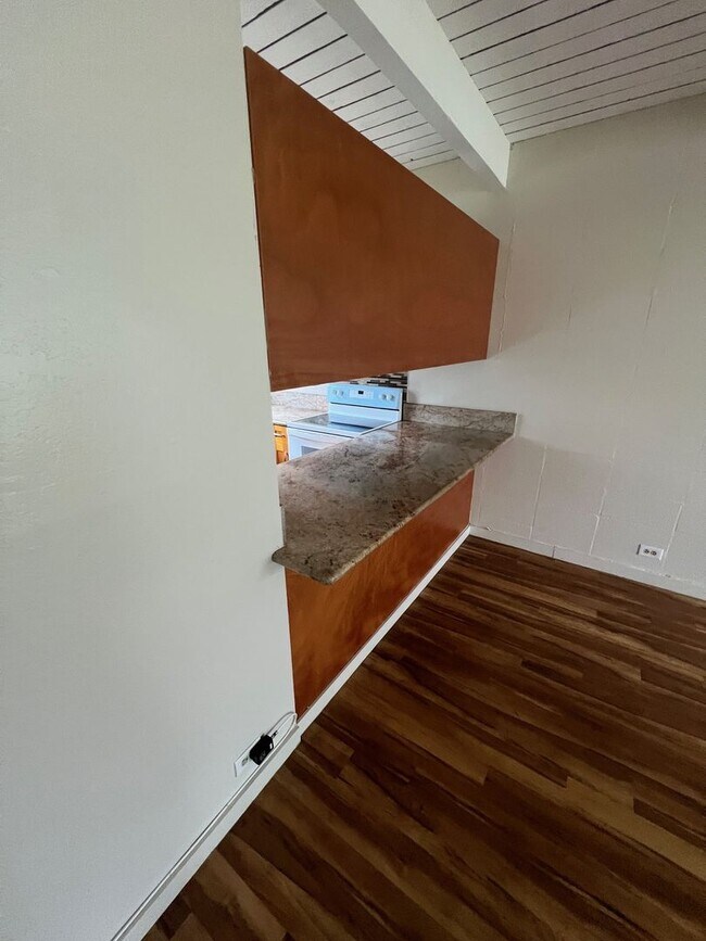 Foto del edificio - 2-bed 2-bath 1- parking Tropic Gardens Town House for rent!