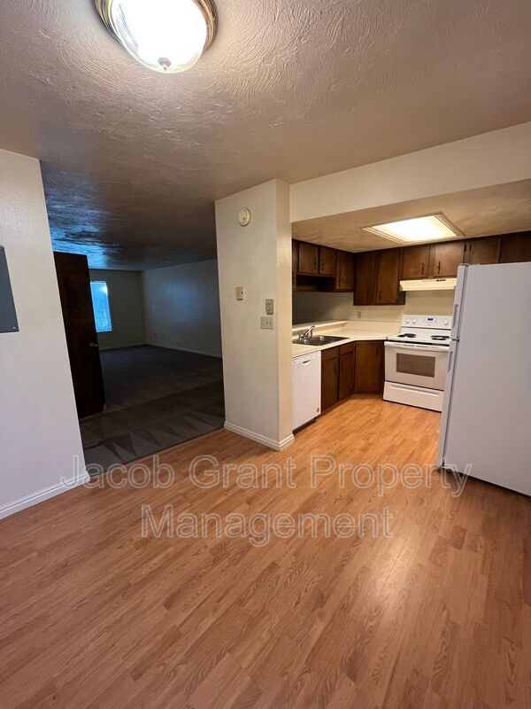 Building Photo - 735 Whittier St