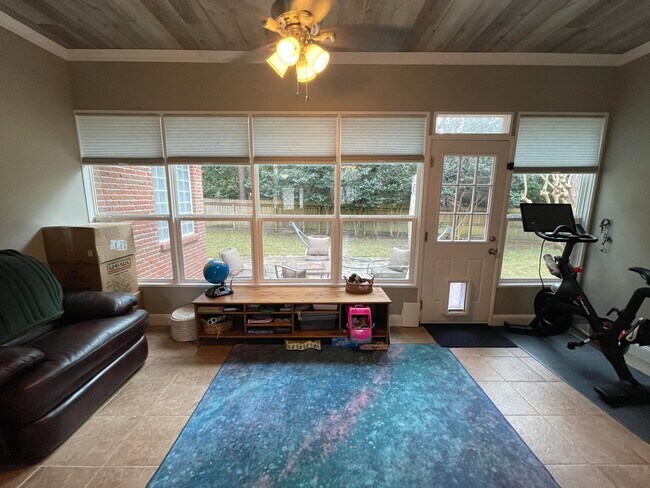 Foto del edificio - 827 Coldwater Creek Cir