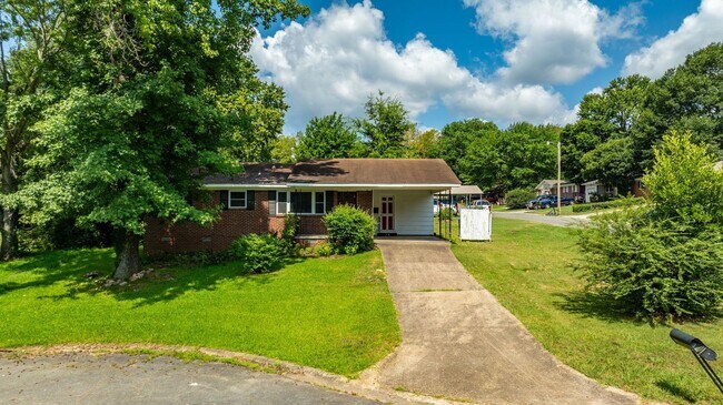 Building Photo - Cozy 3 Bedroom Home