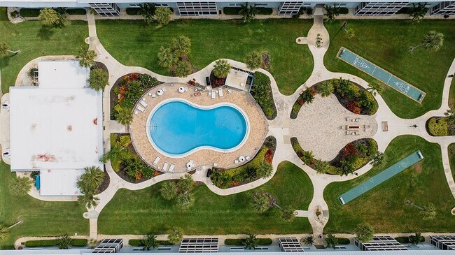 Foto del edificio - 325 Causeway N