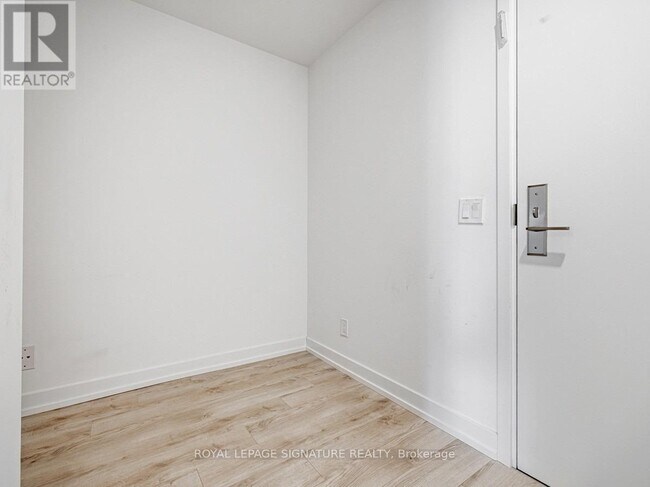 Photo du bâtiment - 33 Helendale Ave