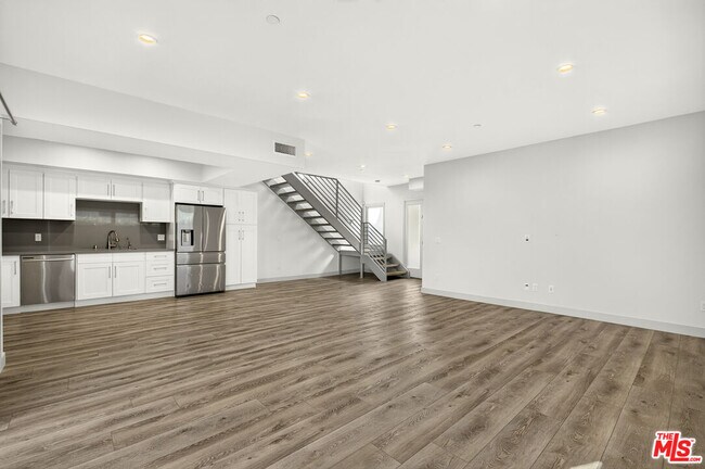 Building Photo - 440 Palm Dr