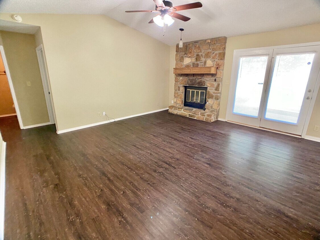 Foto principal - 4 Bedroom House, Jenks Schools, Vinyl Plan...
