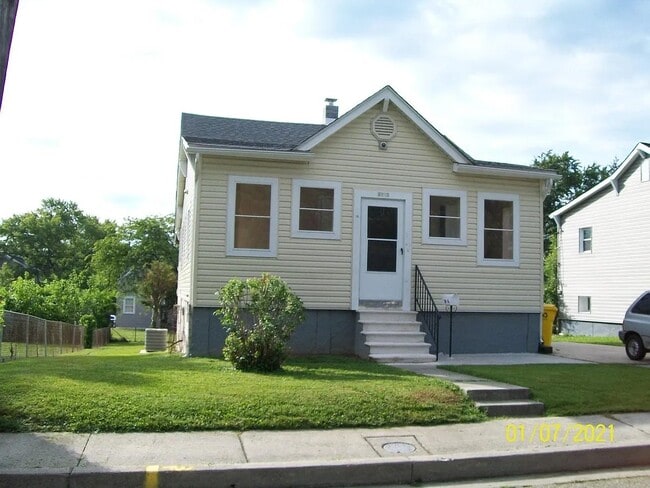Building Photo - 5913 Sefton Ave