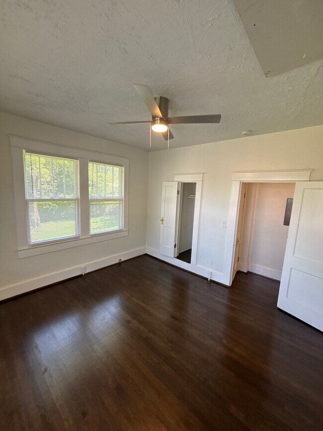 Building Photo - Inglenook 4118