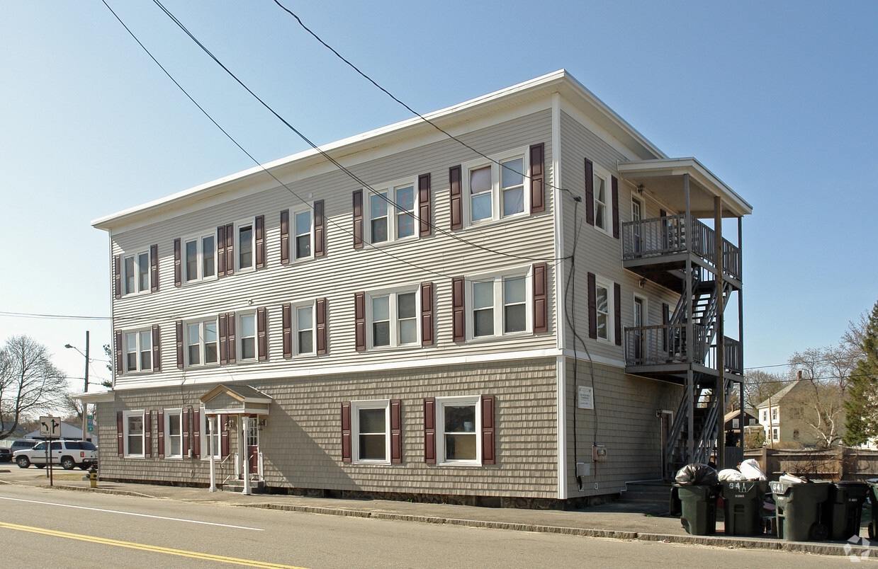 Building Photo - 641 Massabesic St