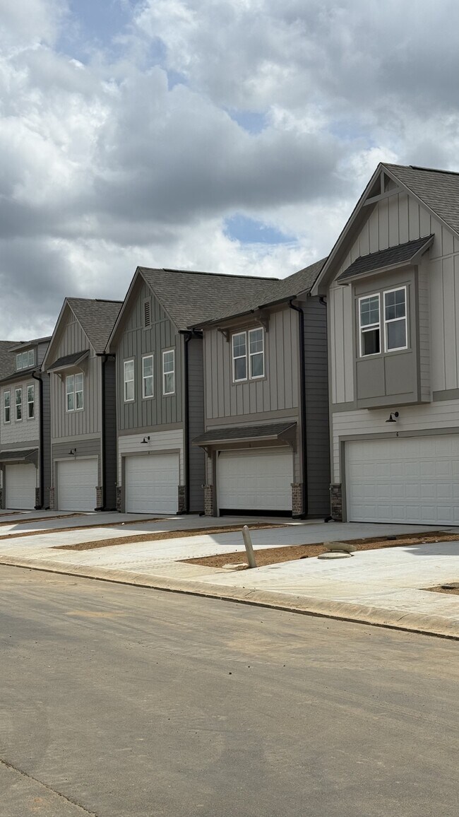 Building Photo - 299 Summit Dr W