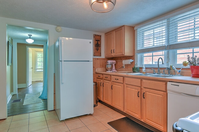 Kitchen - 433 W Poplar St