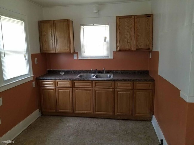 Foto del edificio - 3 br, 1 bath House - 12021 Manor St