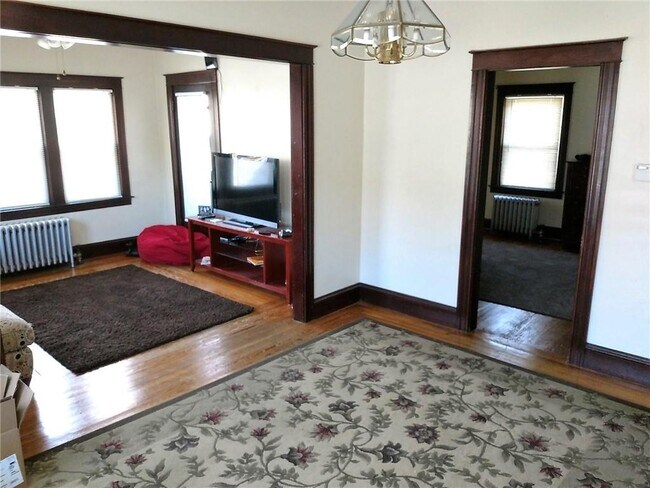 Building Photo - 260 Maple Ave