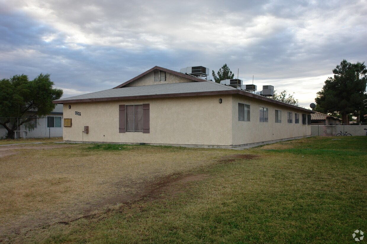 Building Photo - 4240 Stewart Ave