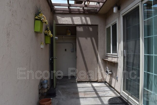 Building Photo - 1450 Melrose Ave