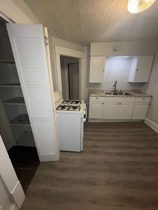 Foto del edificio - 1419 S Main St