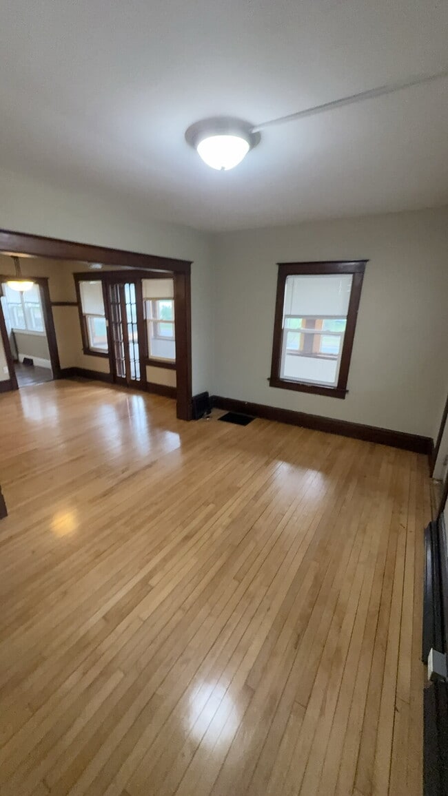 Building Photo - 3 bed 1 bath close to Water St. and UWEC! Available June 1st