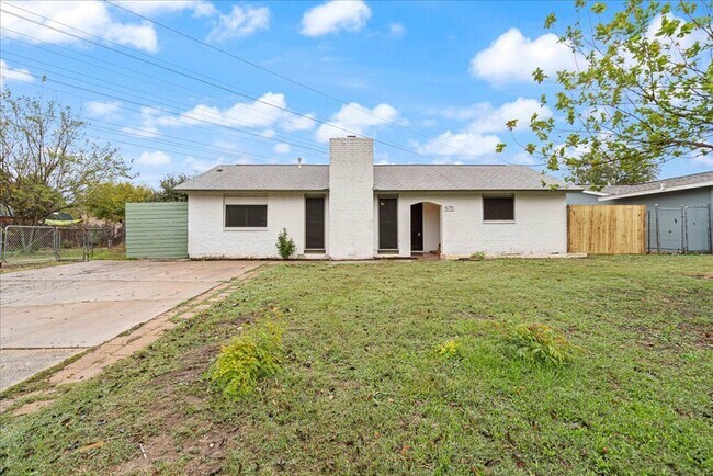 Foto del edificio - Amazing lot, this 2 bedroom home is updated and move in ready! A must see!