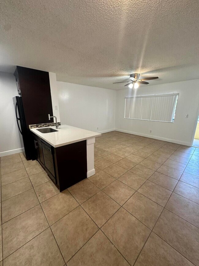 Foto del edificio - 1824 Meadows Cir W